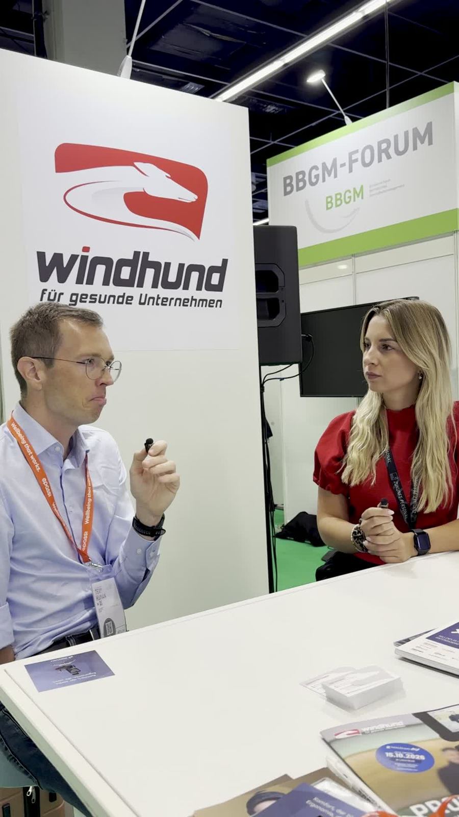 Gespräch mit einem Messebesucher am Windhund-Stand