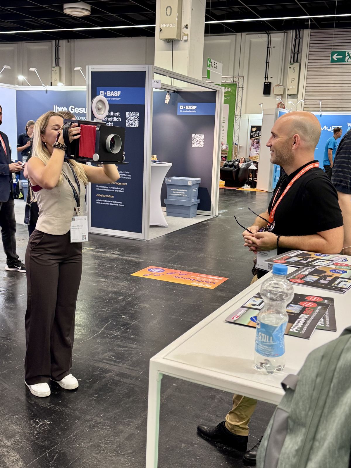 Die imprinted Fotografin fotografiert einen Messebesucher am Windhund-Stand