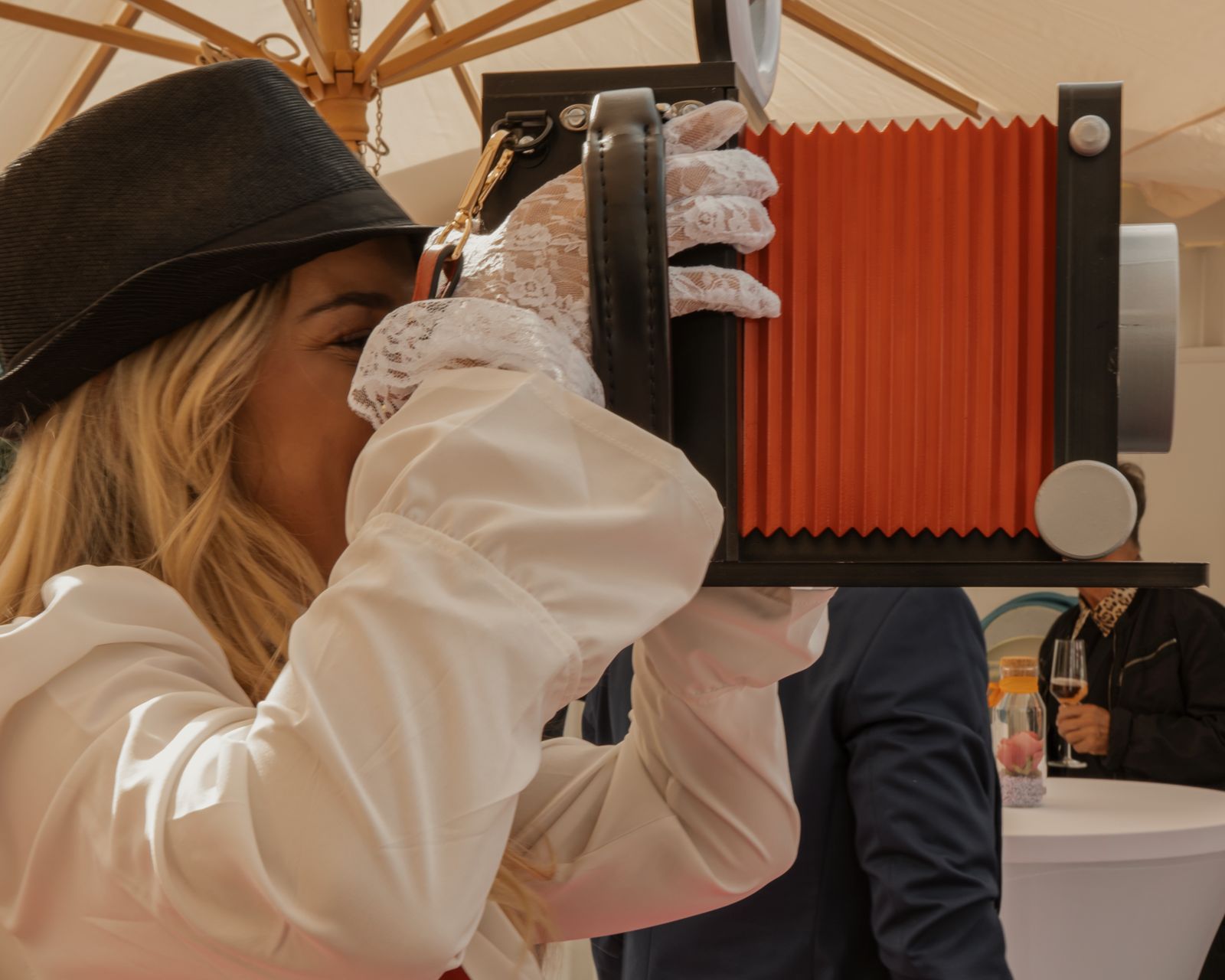 imprinted Live-Zeitungsfotografin auf einer Gala – personalisierte Zeitung live gedruckt für Eventgäste in Österreich