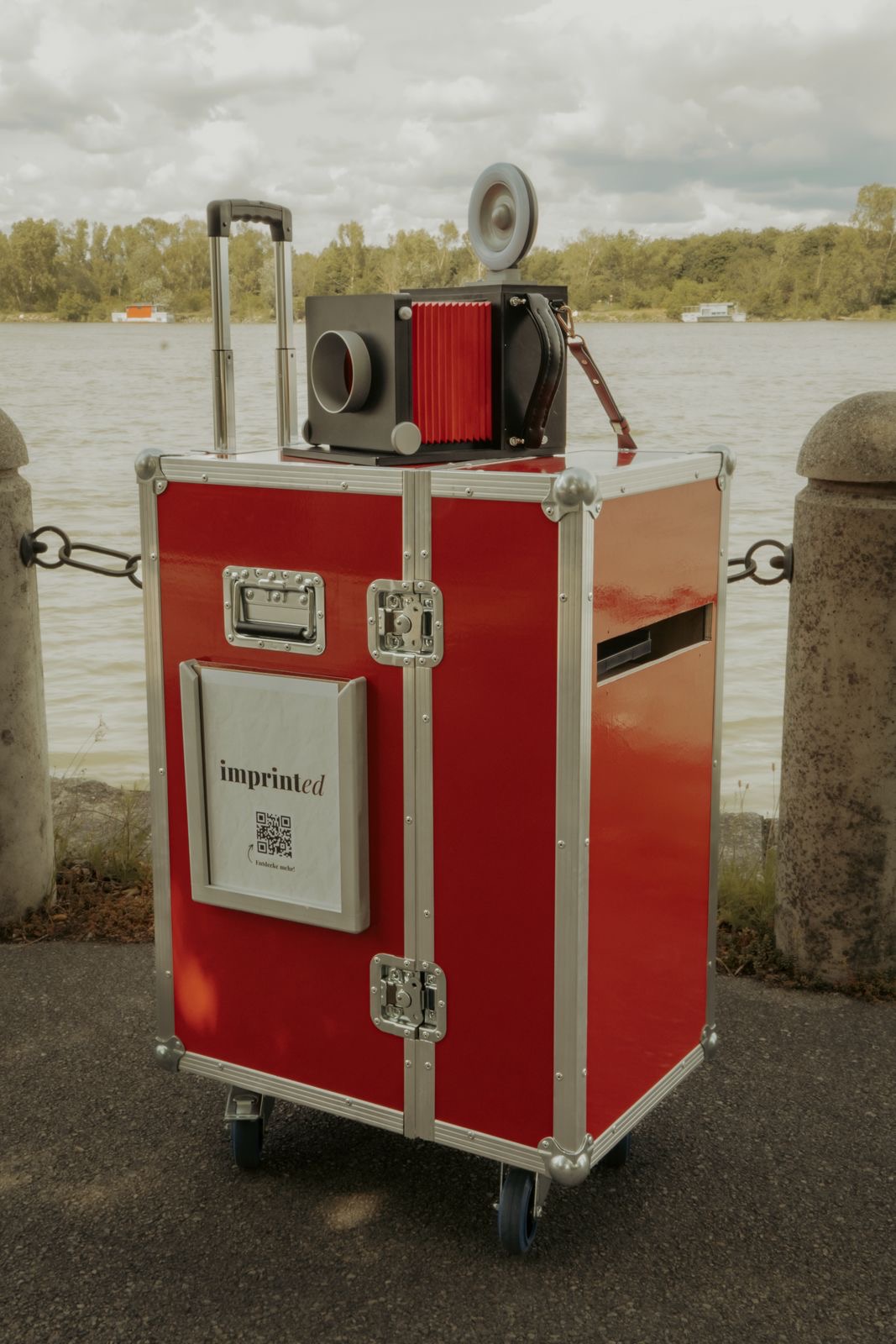 Mobiles Zeitungsdruck-Setup roter Flightcase mit Vintage-Kamera – imprinted Eventfotografie für Events Messen und Hochzeiten
