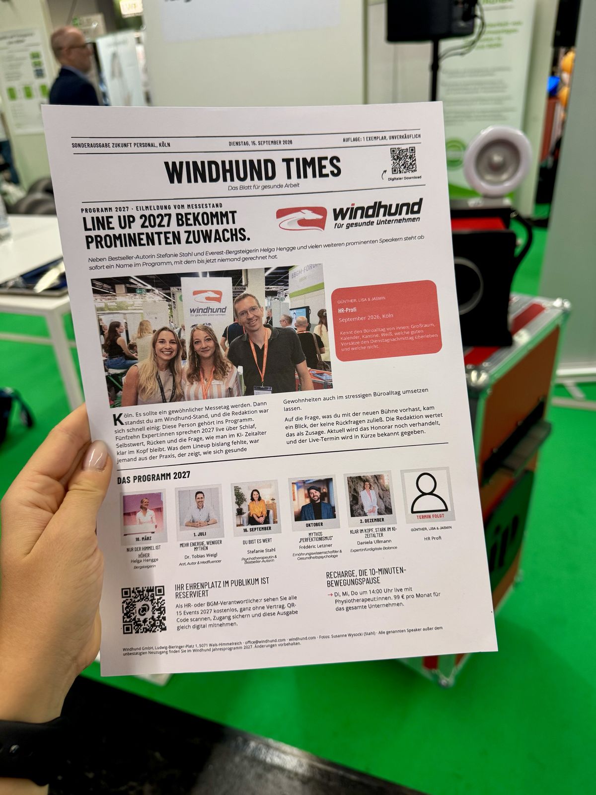 Eine frisch gedruckte „Windhund Times“ in der Hand am Messestand